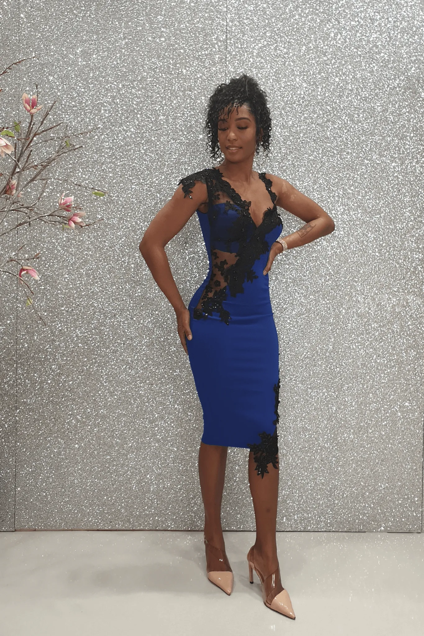 Abito a tubino blu Chanttal in tessuto elasticizzato con inserti in tulle ricamato nero e perline