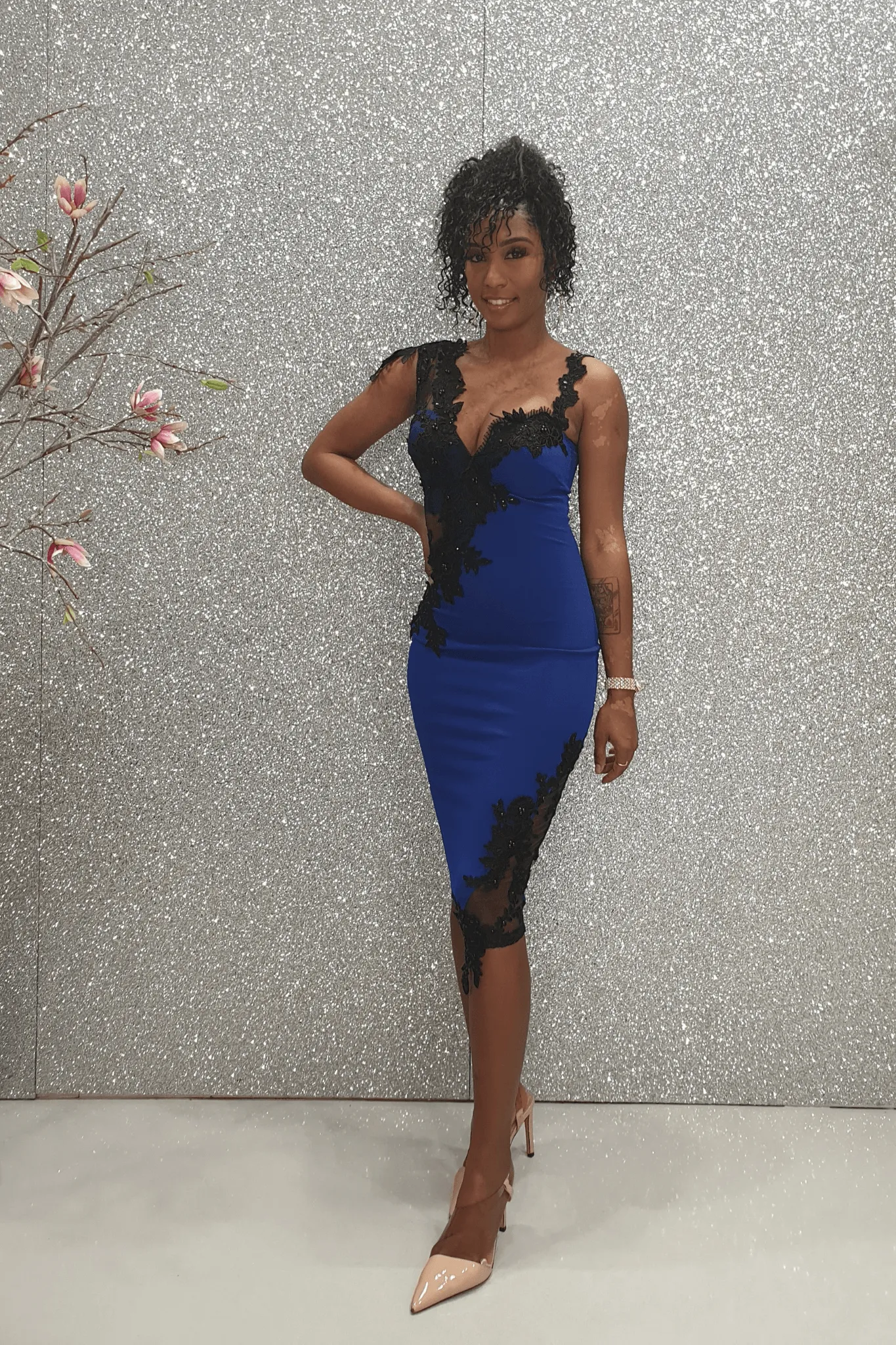 Abito a tubino blu Chanttal in tessuto elasticizzato con inserti in tulle ricamato nero e perline