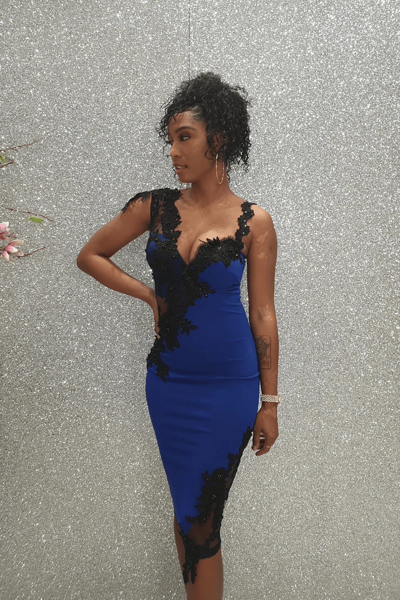 Abito a tubino blu Chanttal in tessuto elasticizzato con inserti in tulle ricamato nero e perline