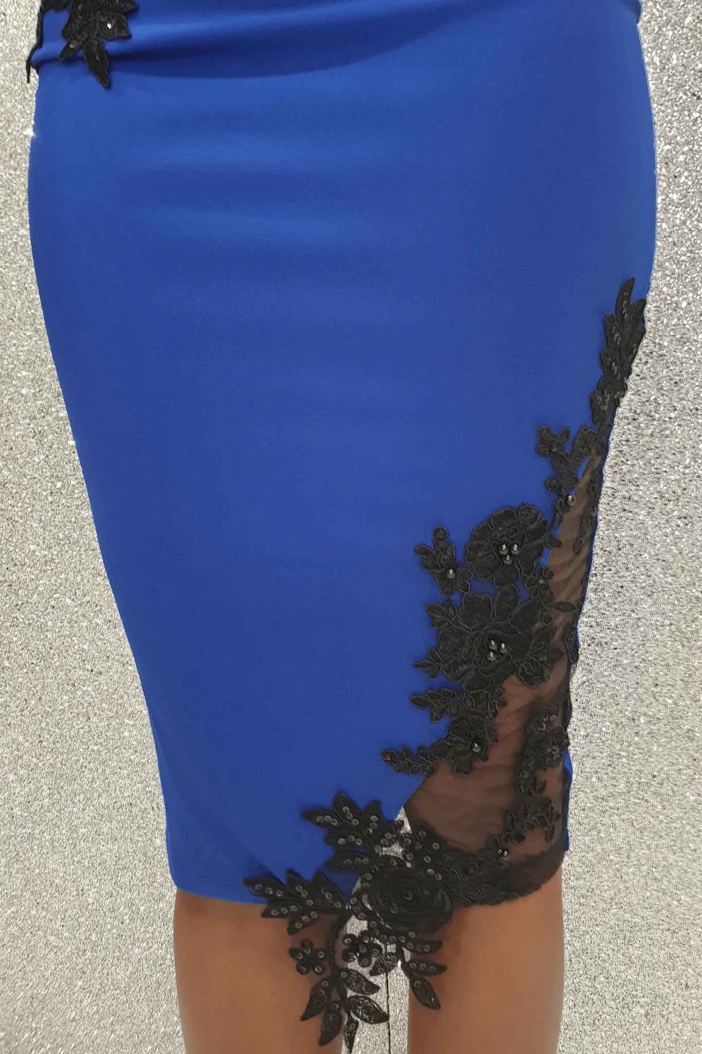 Abito a tubino blu Chanttal in tessuto elasticizzato con inserti in tulle ricamato nero e perline