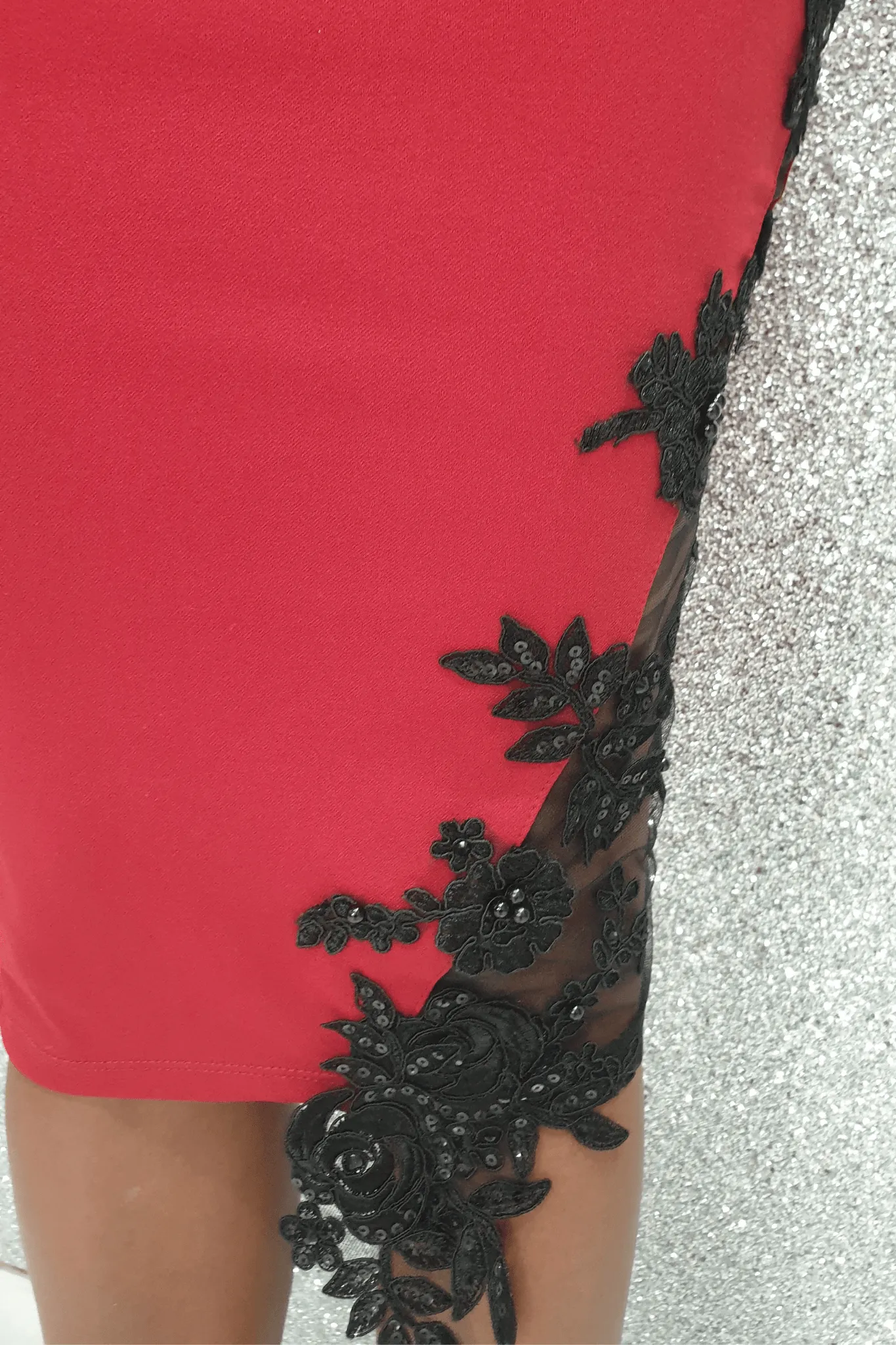 Abito a tubino rosso bordo Chanttal in tessuto elasticizzato con inserti in tulle ricamato nero e perline
