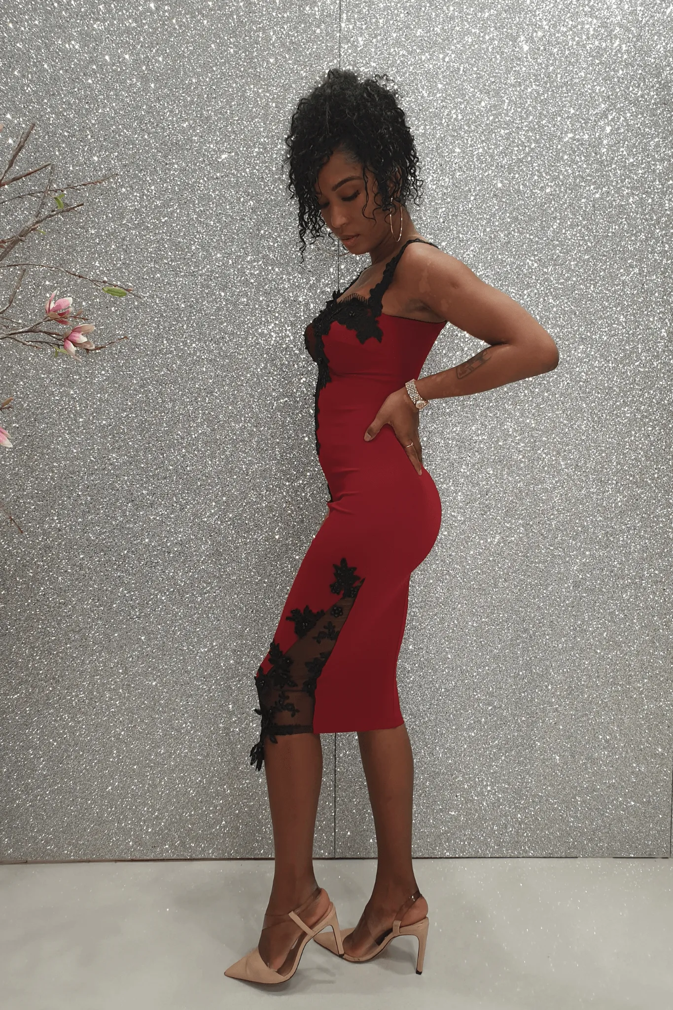 Abito a tubino rosso bordo Chanttal in tessuto elasticizzato con inserti in tulle ricamato nero e perline