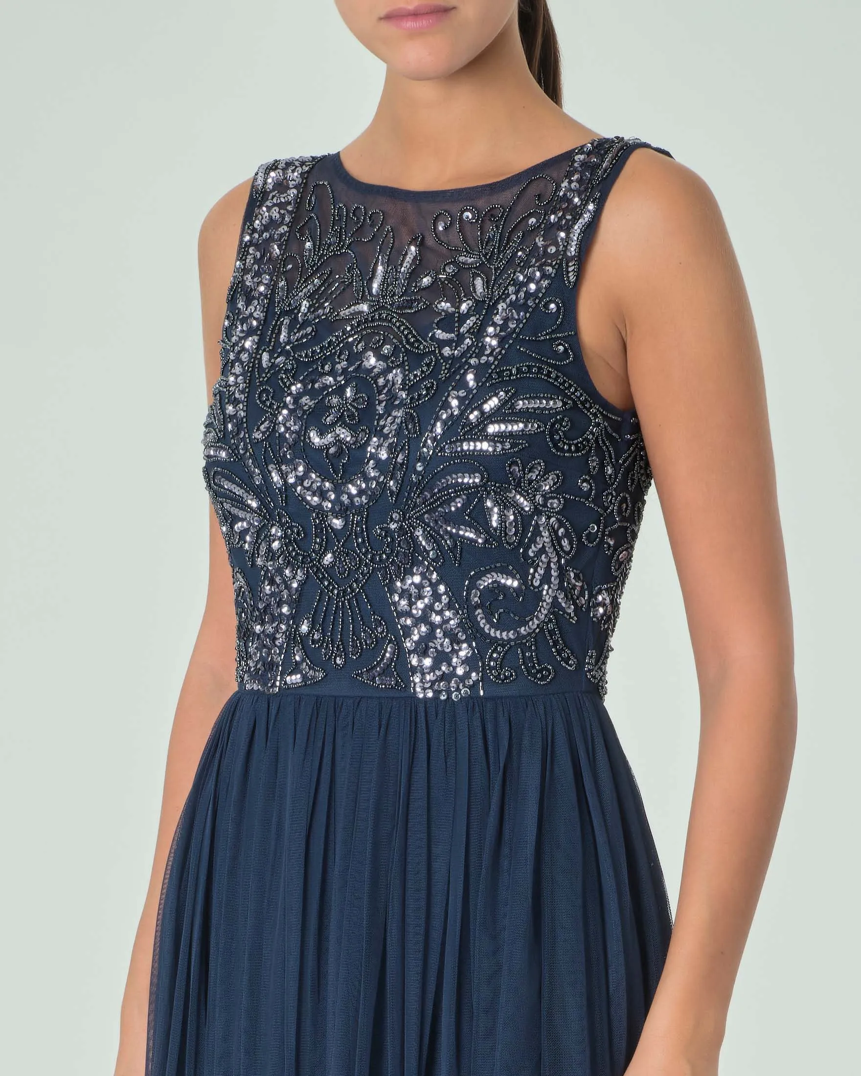 Abito lungo blu navy in tulle con corpetto senza maniche ricamato in perline e paillettes