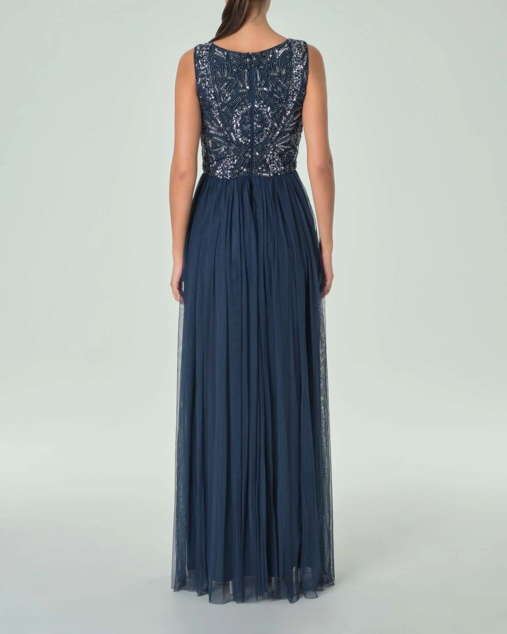 Abito lungo blu navy in tulle con corpetto senza maniche ricamato in perline e paillettes