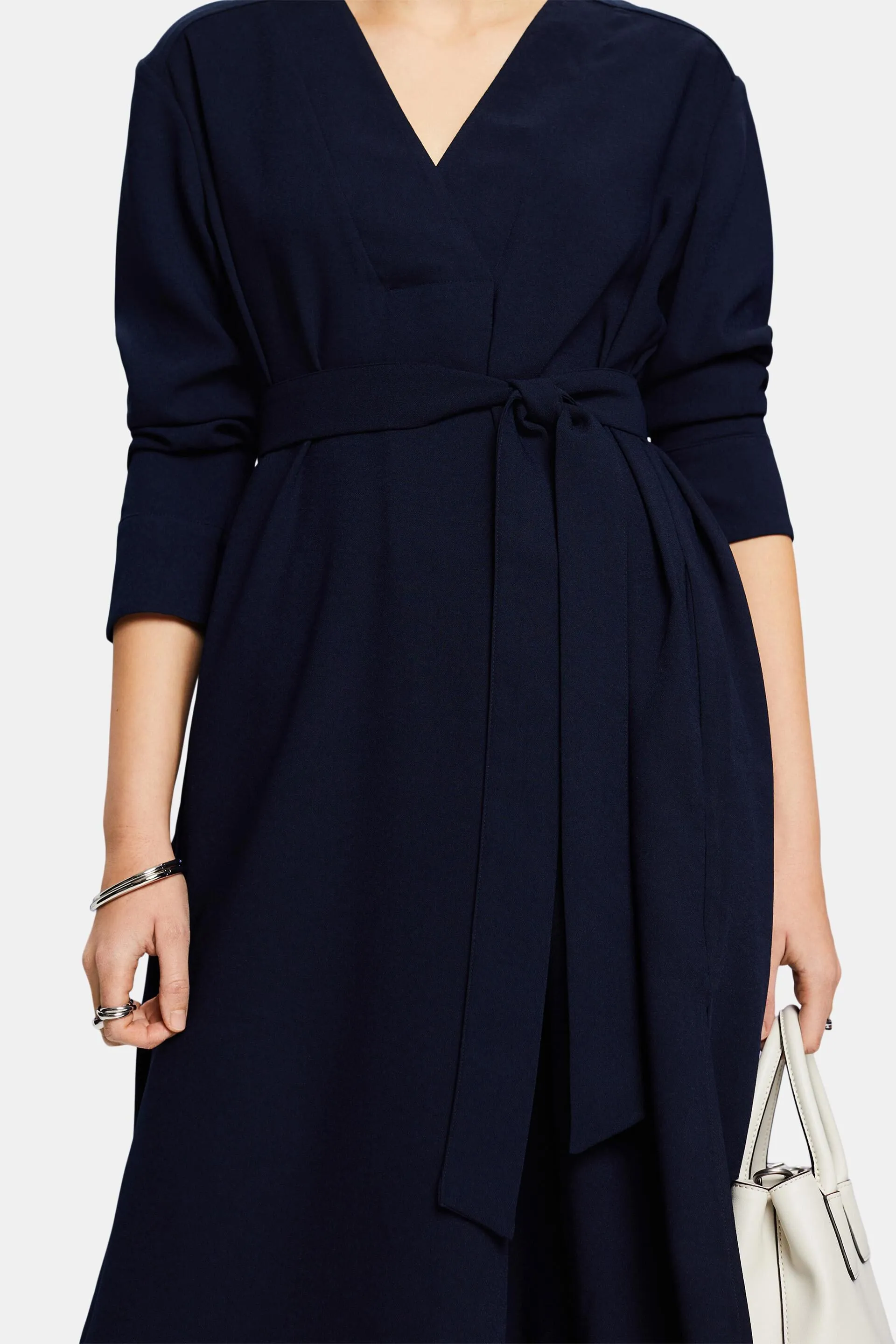 Abito midi con scollo a V e cintura