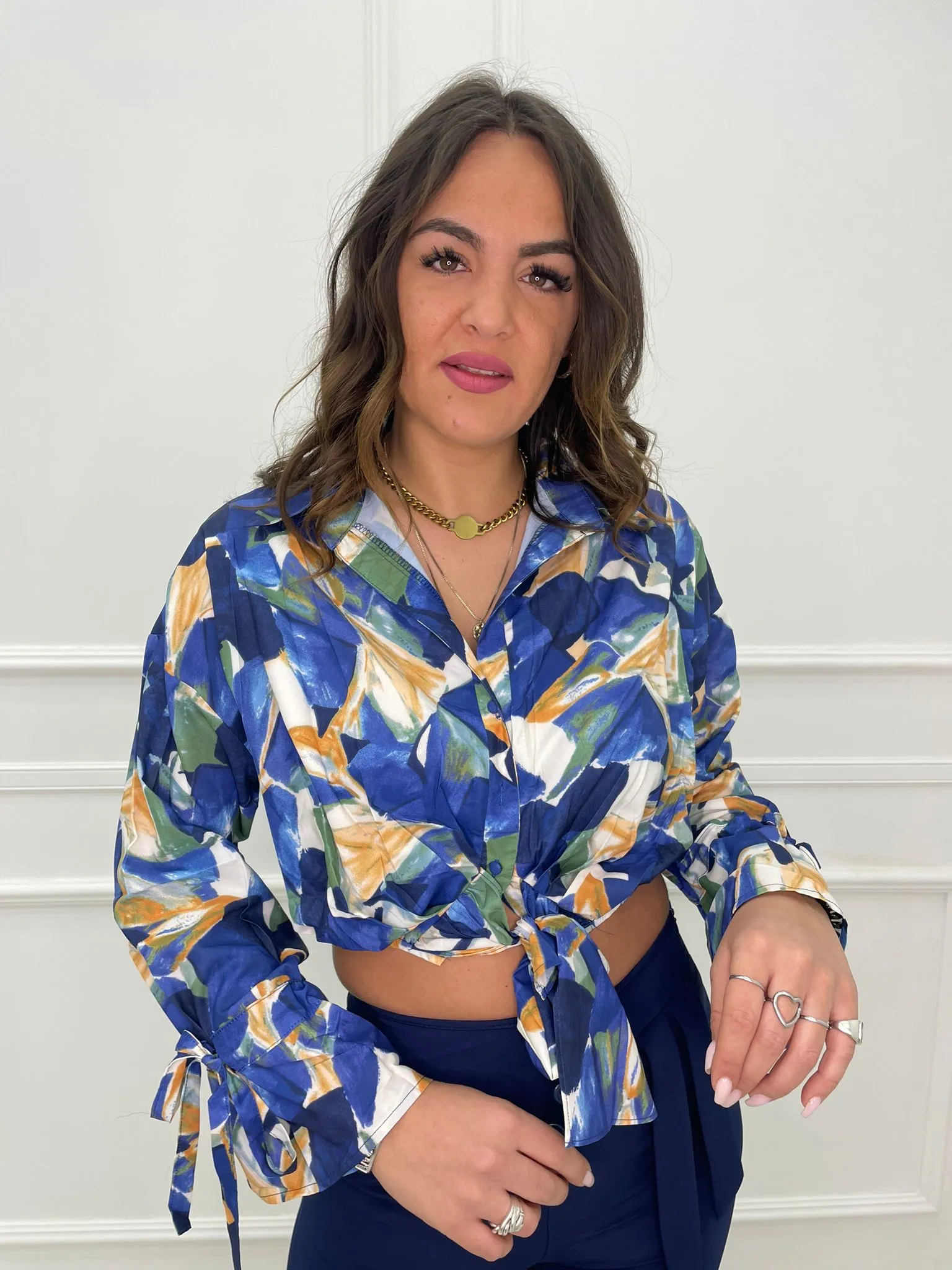 Camicia colorata con nodo in vita