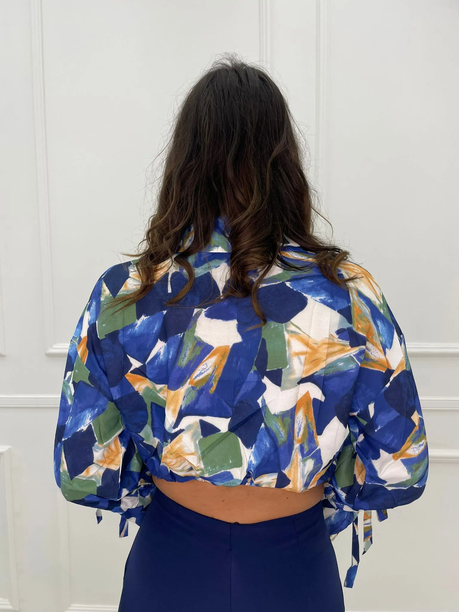 Camicia colorata con nodo in vita
