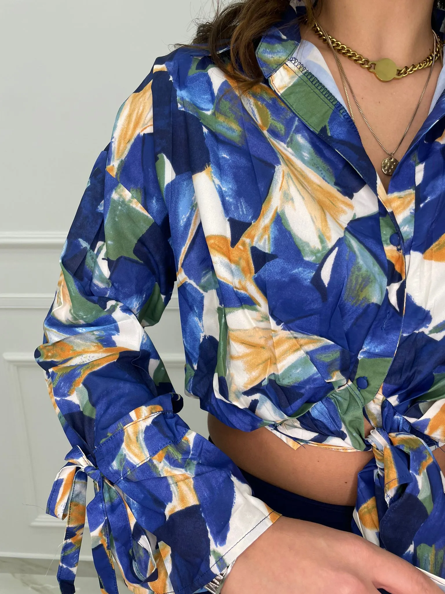 Camicia colorata con nodo in vita