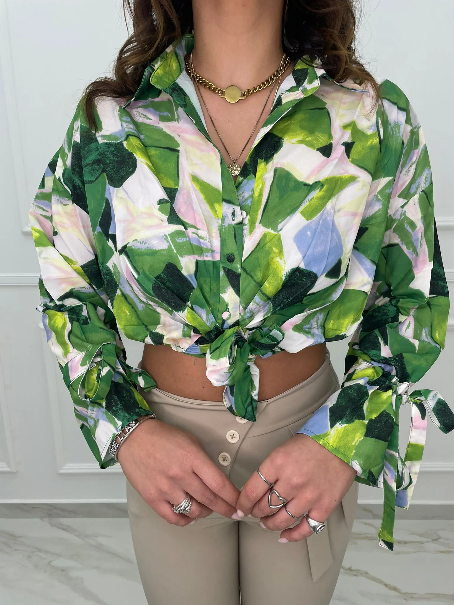 Camicia colorata con nodo in vita