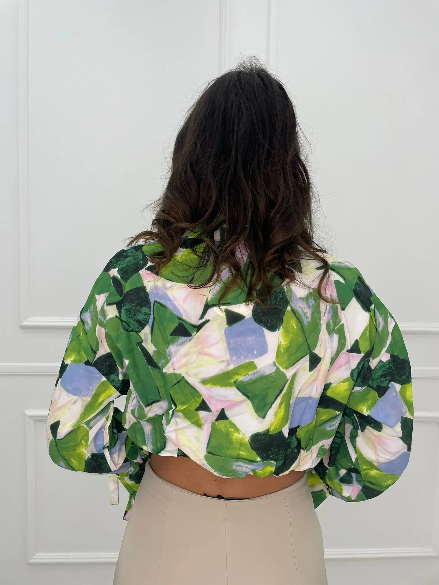 Camicia colorata con nodo in vita