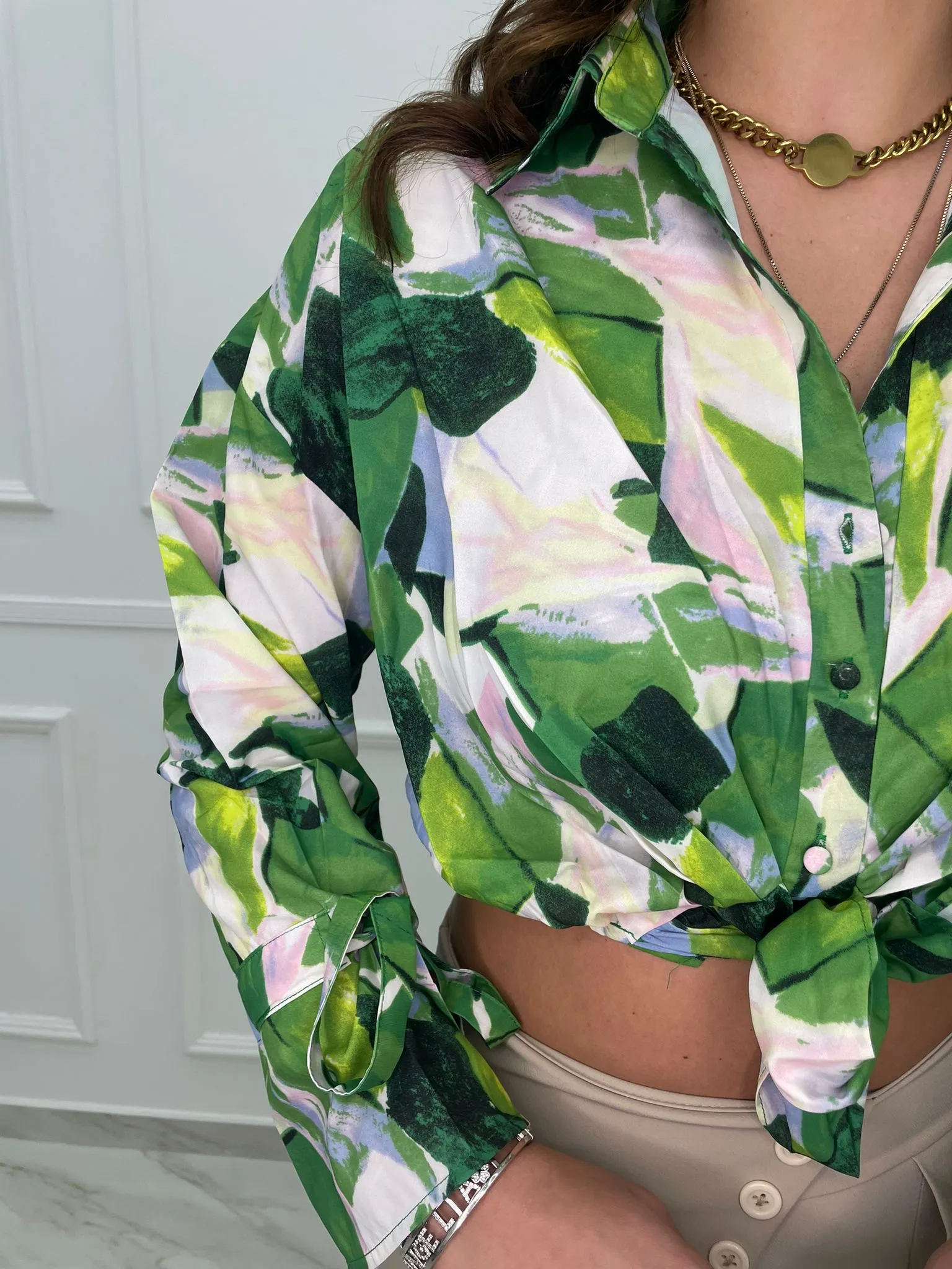 Camicia colorata con nodo in vita