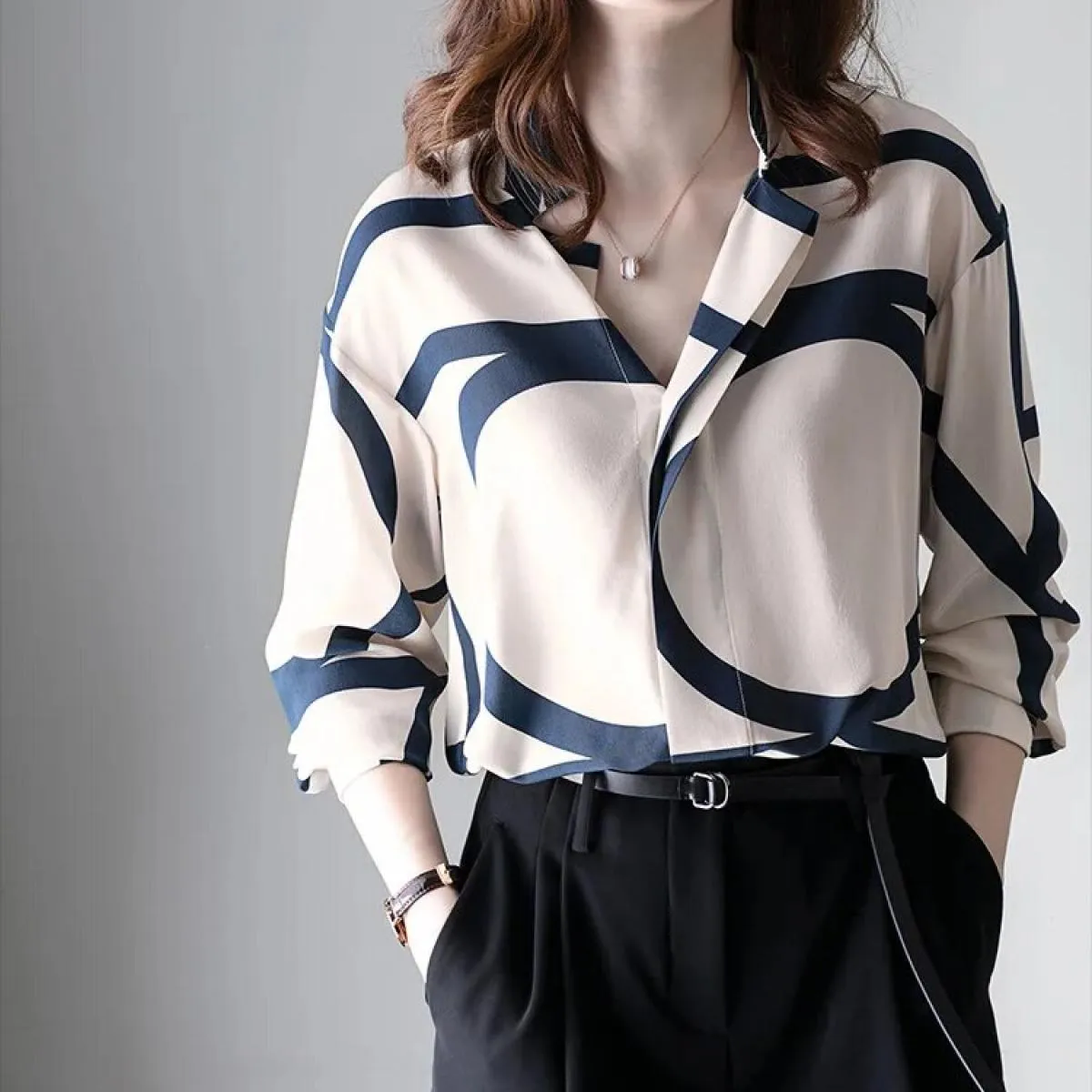Camicia da donna a maniche lunghe allentata slim con colletto alla coreana a righe in colore a contrasto di seta imitazione