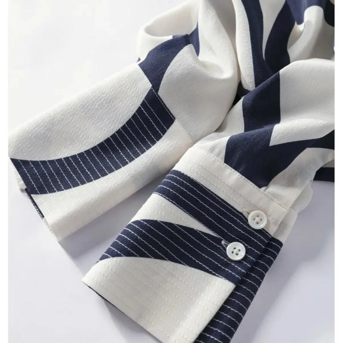 Camicia da donna a maniche lunghe allentata slim con colletto alla coreana a righe in colore a contrasto di seta imitazione