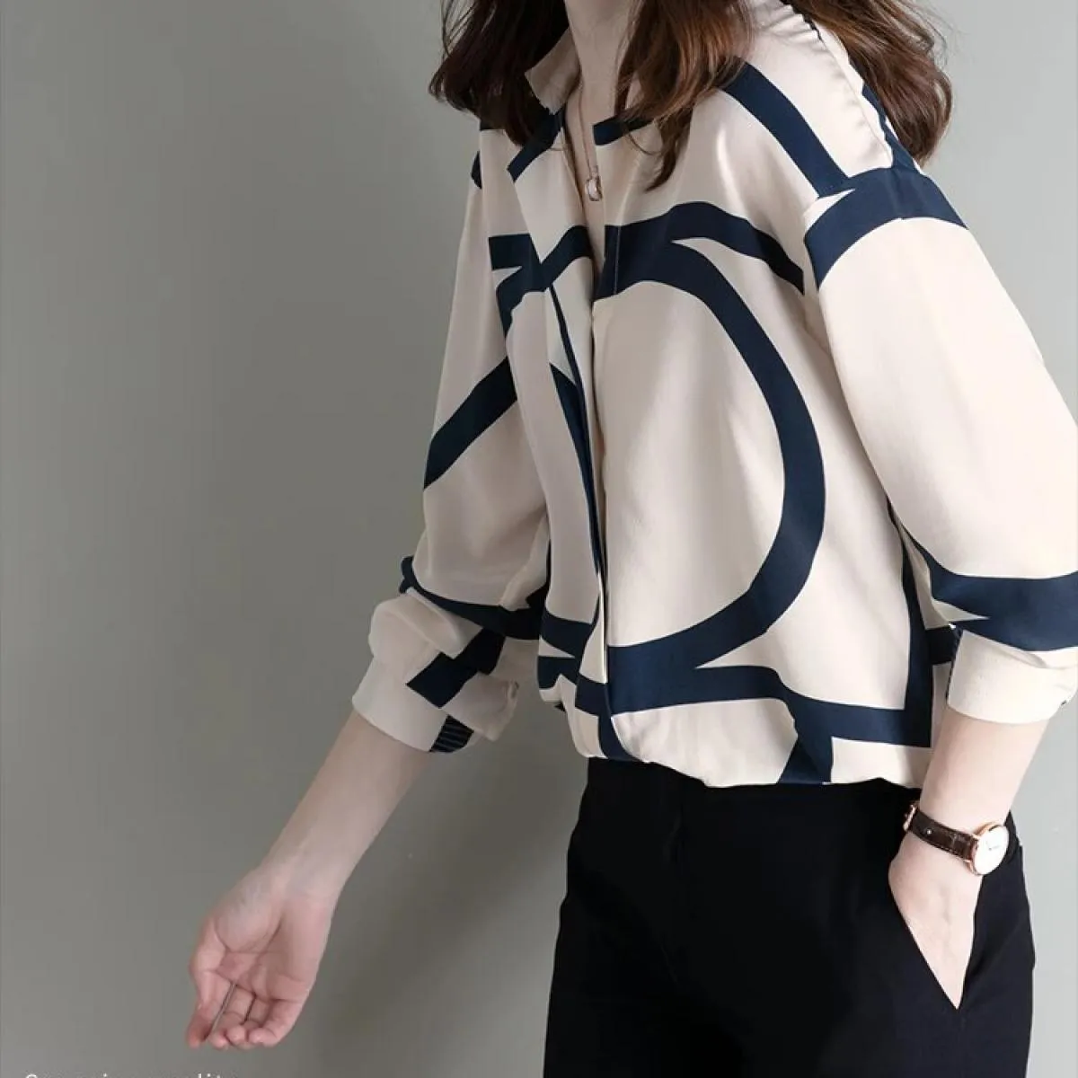 Camicia da donna a maniche lunghe allentata slim con colletto alla coreana a righe in colore a contrasto di seta imitazione