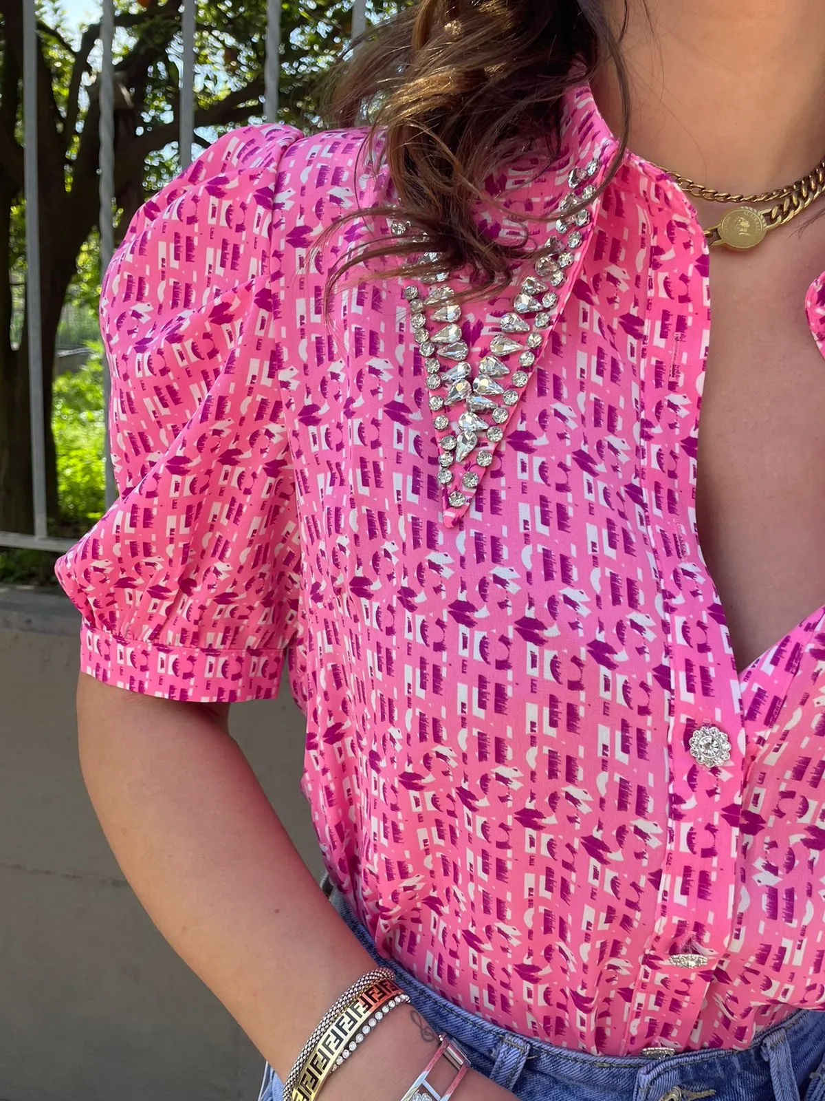 Camicia mezza manica a fantasia con collo swarovski