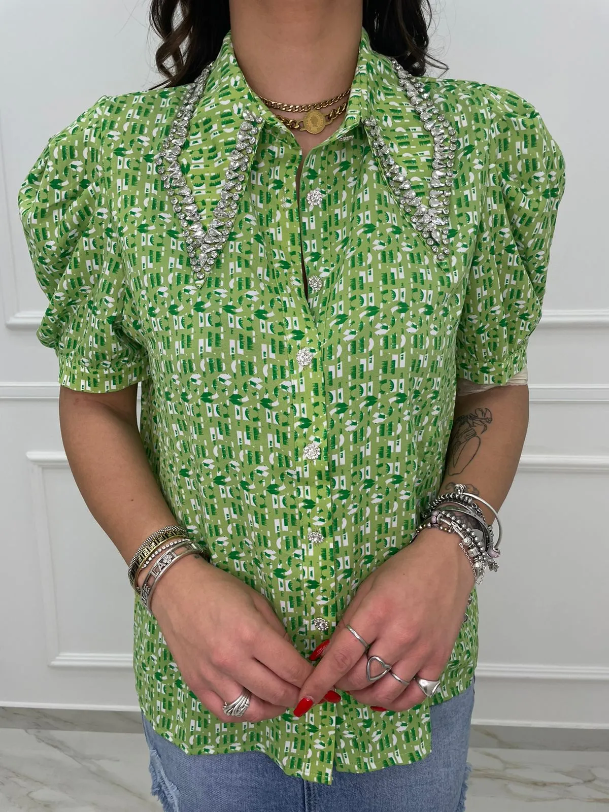 Camicia mezza manica a fantasia con collo swarovski