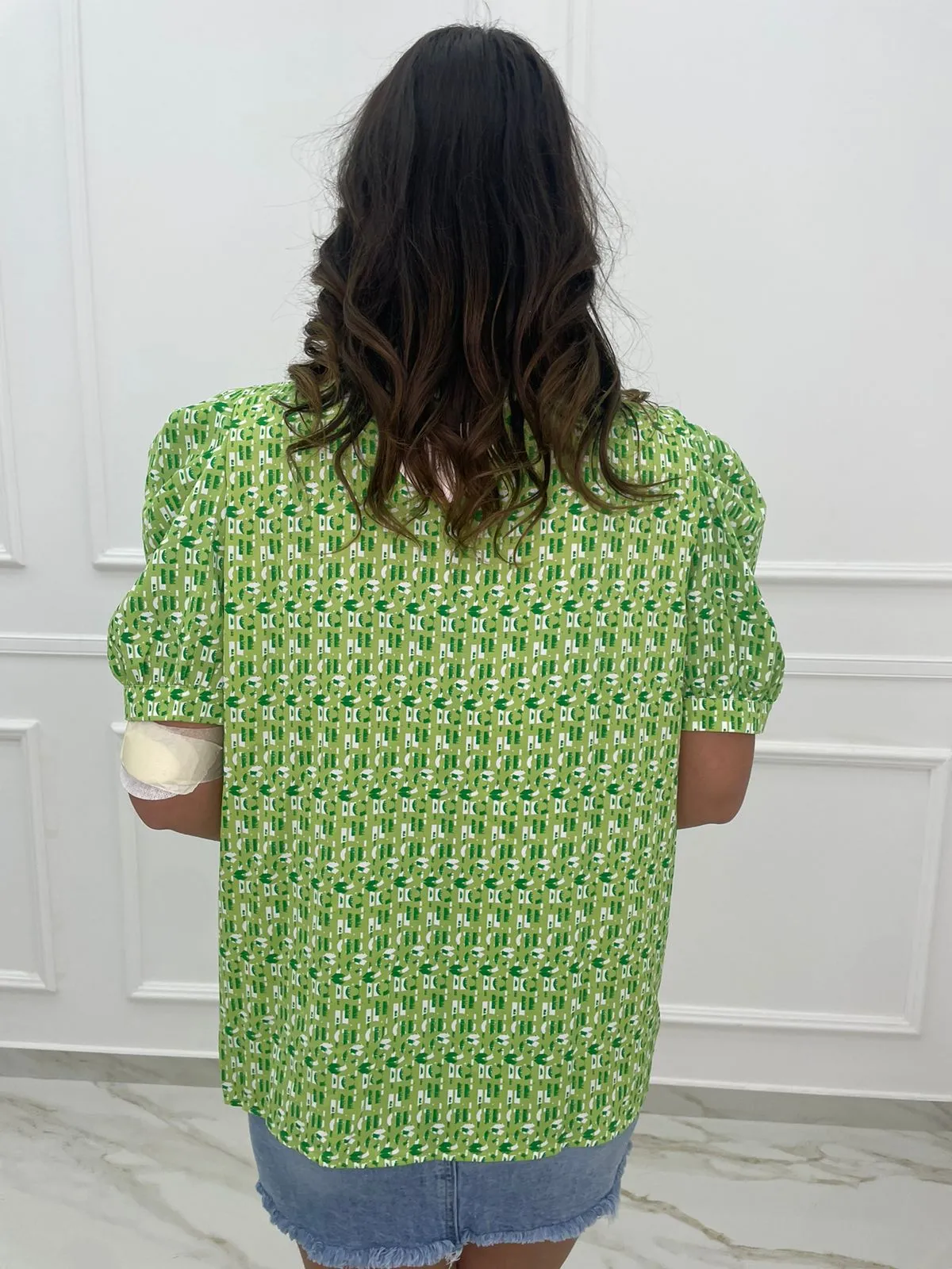 Camicia mezza manica a fantasia con collo swarovski