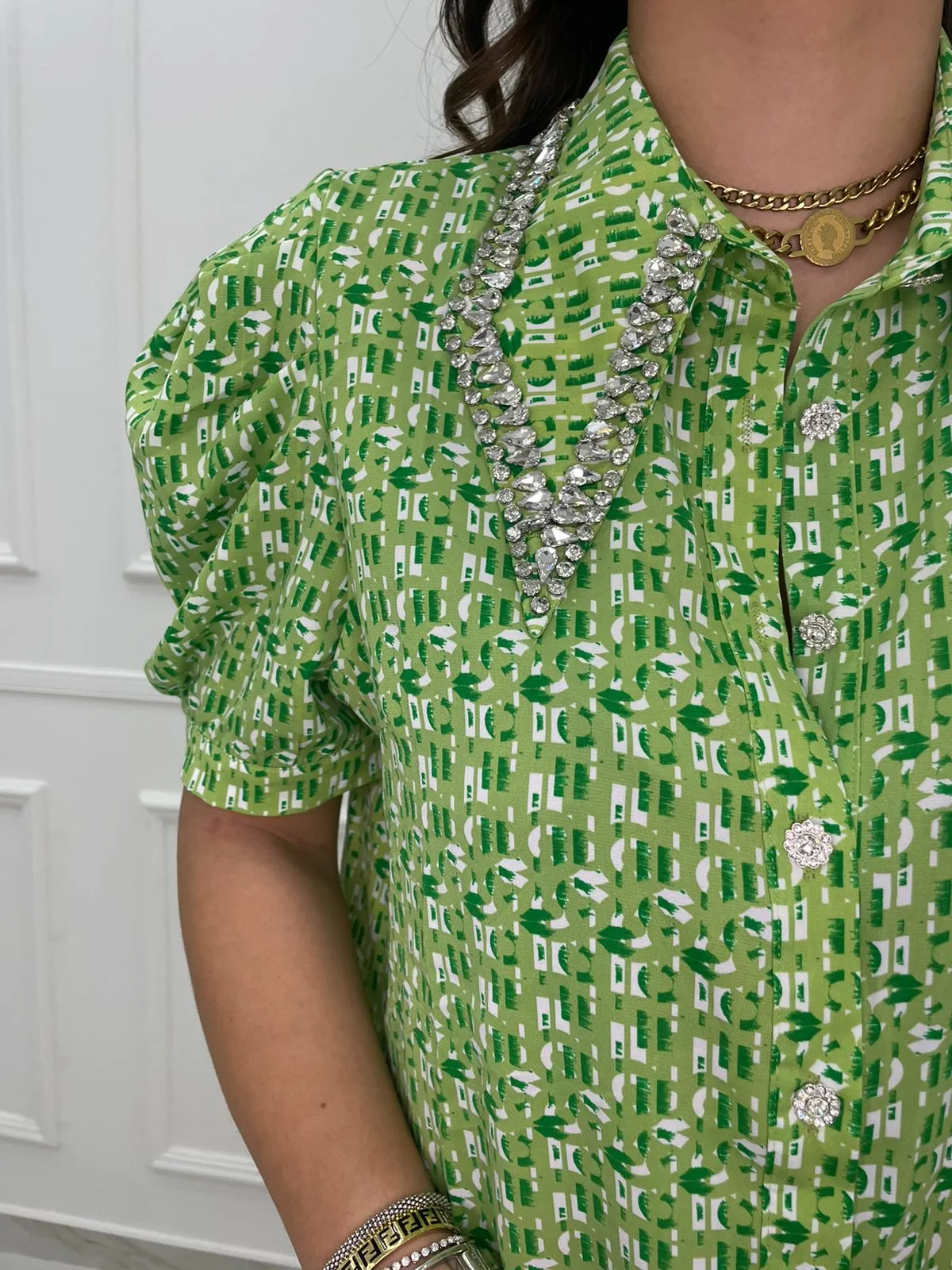 Camicia mezza manica a fantasia con collo swarovski