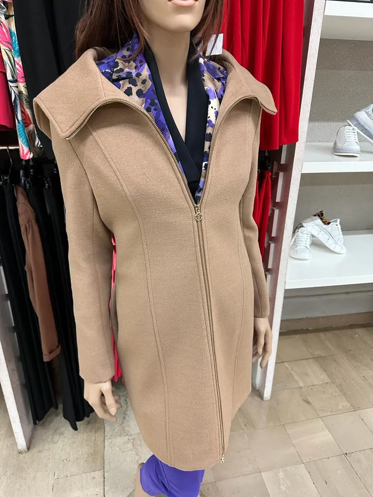 Cappotto RINASCIMENTO con ampio collo, chiusura a zip centrale color Oro, con cappuccio e tasche frontali verticali Tinta Unita 