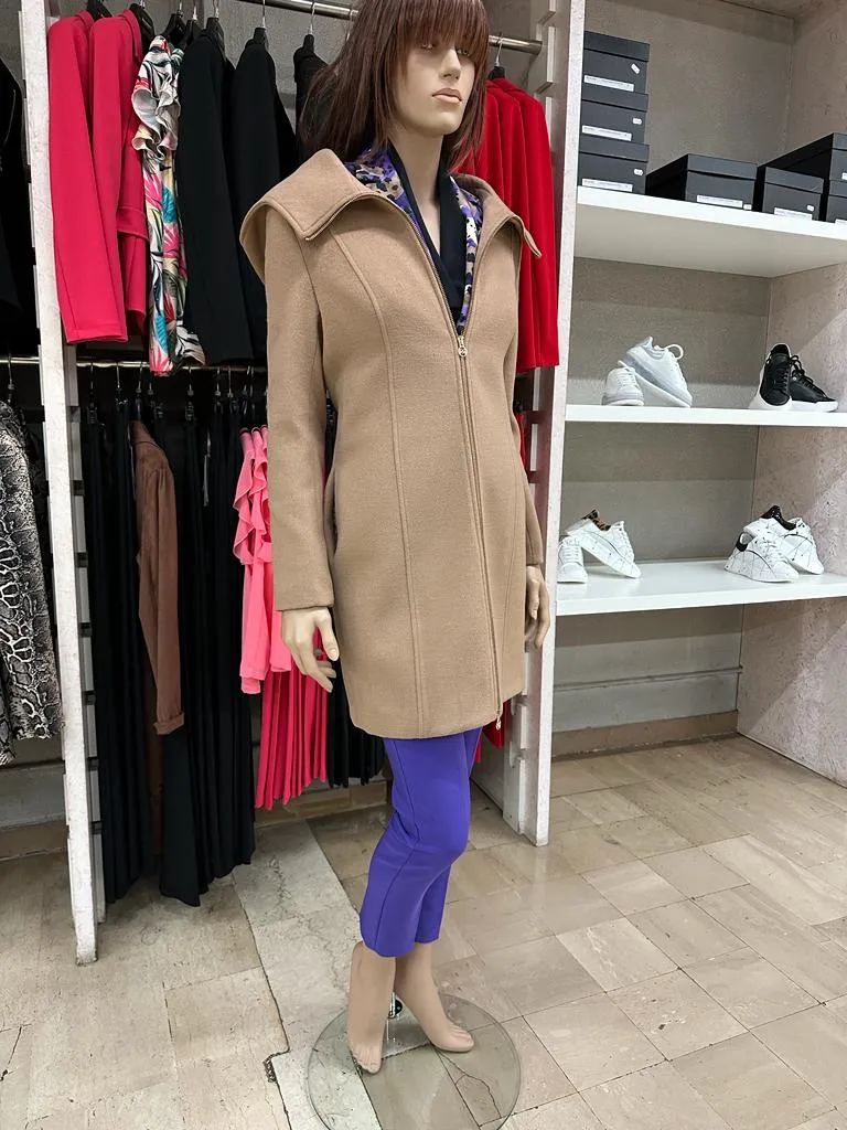 Cappotto RINASCIMENTO con ampio collo, chiusura a zip centrale color Oro, con cappuccio e tasche frontali verticali Tinta Unita 