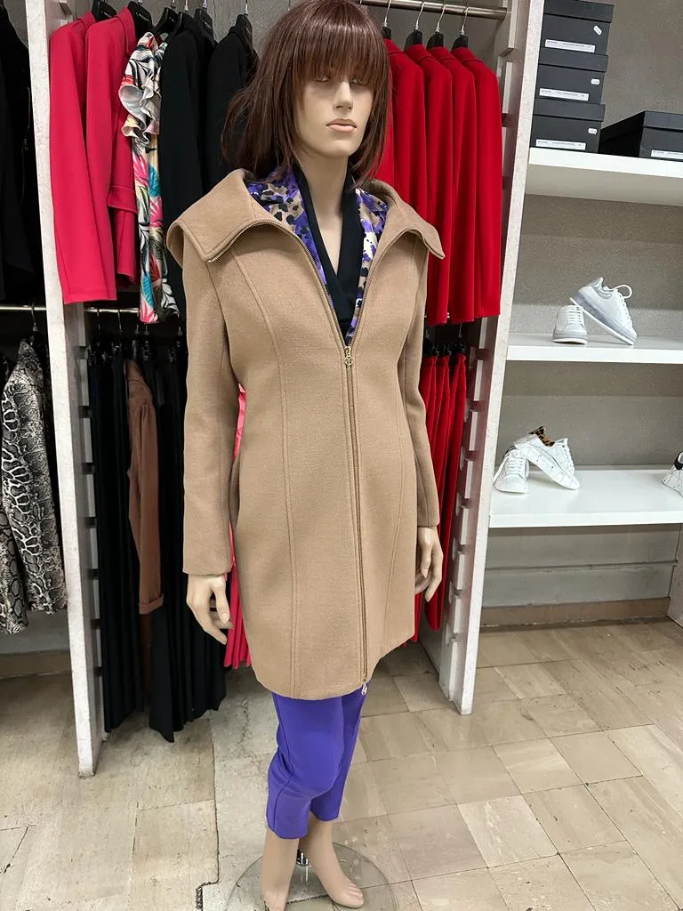 Cappotto RINASCIMENTO con ampio collo, chiusura a zip centrale color Oro, con cappuccio e tasche frontali verticali Tinta Unita 