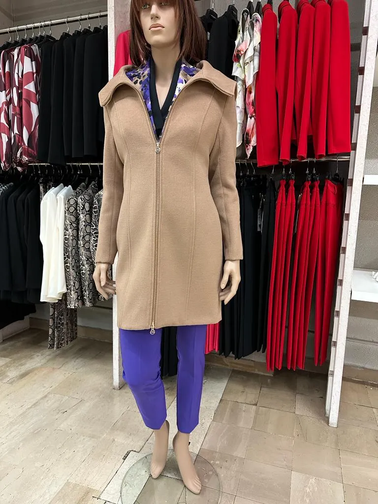 Cappotto RINASCIMENTO con ampio collo, chiusura a zip centrale color Oro, con cappuccio e tasche frontali verticali Tinta Unita 