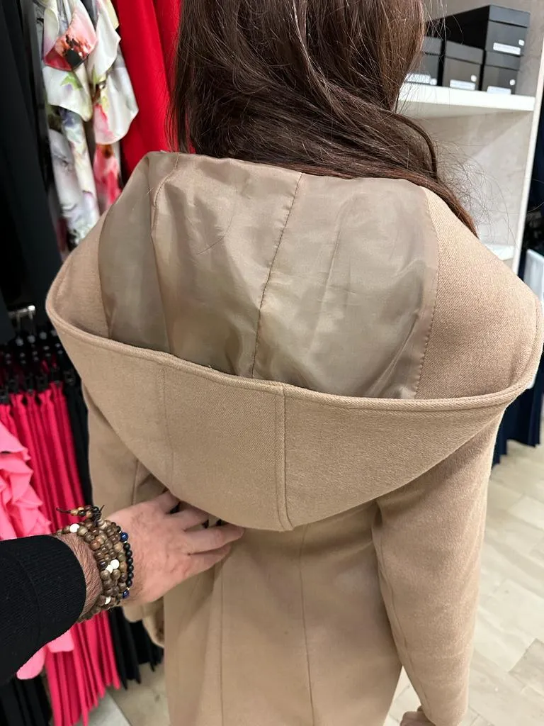 Cappotto RINASCIMENTO con ampio collo, chiusura a zip centrale color Oro, con cappuccio e tasche frontali verticali Tinta Unita 