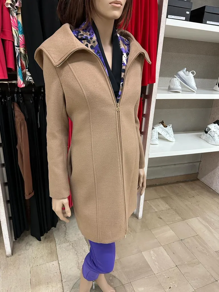 Cappotto RINASCIMENTO con ampio collo, chiusura a zip centrale color Oro, con cappuccio e tasche frontali verticali Tinta Unita 