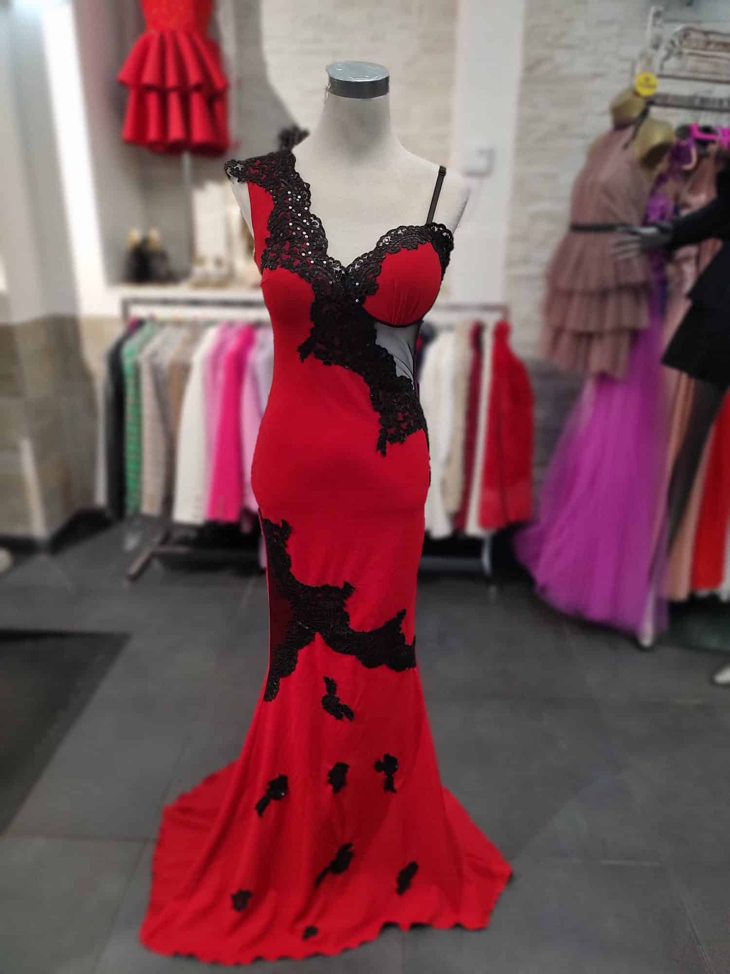 Elegante abito a sirena con leggero strascico