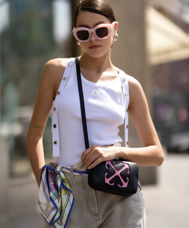 Off-White Borsa a tracolla in pelle nera con logo Arrow OWNX038F24LEA001
