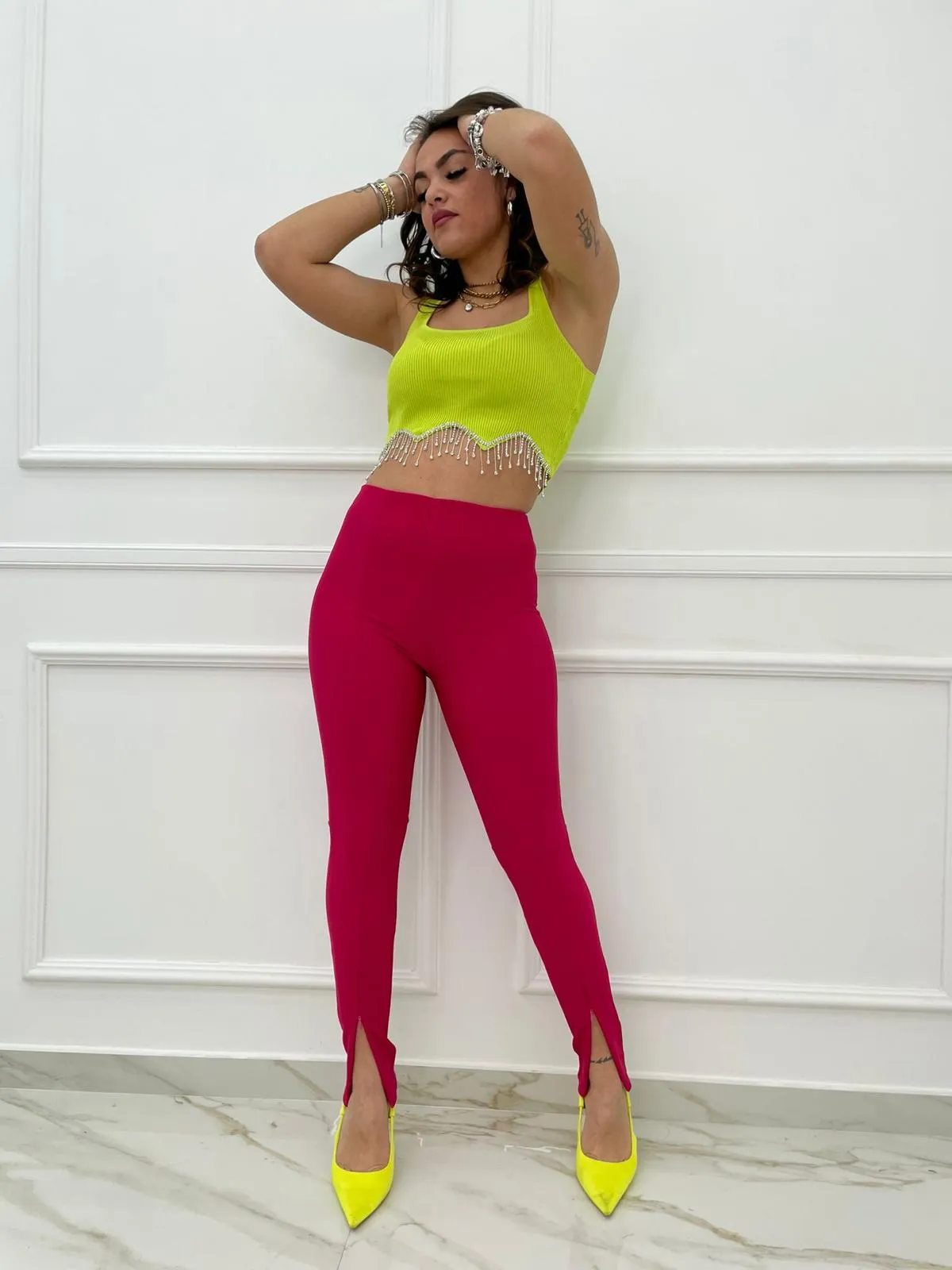 Pantalone tinta unita con zip alle caviglie