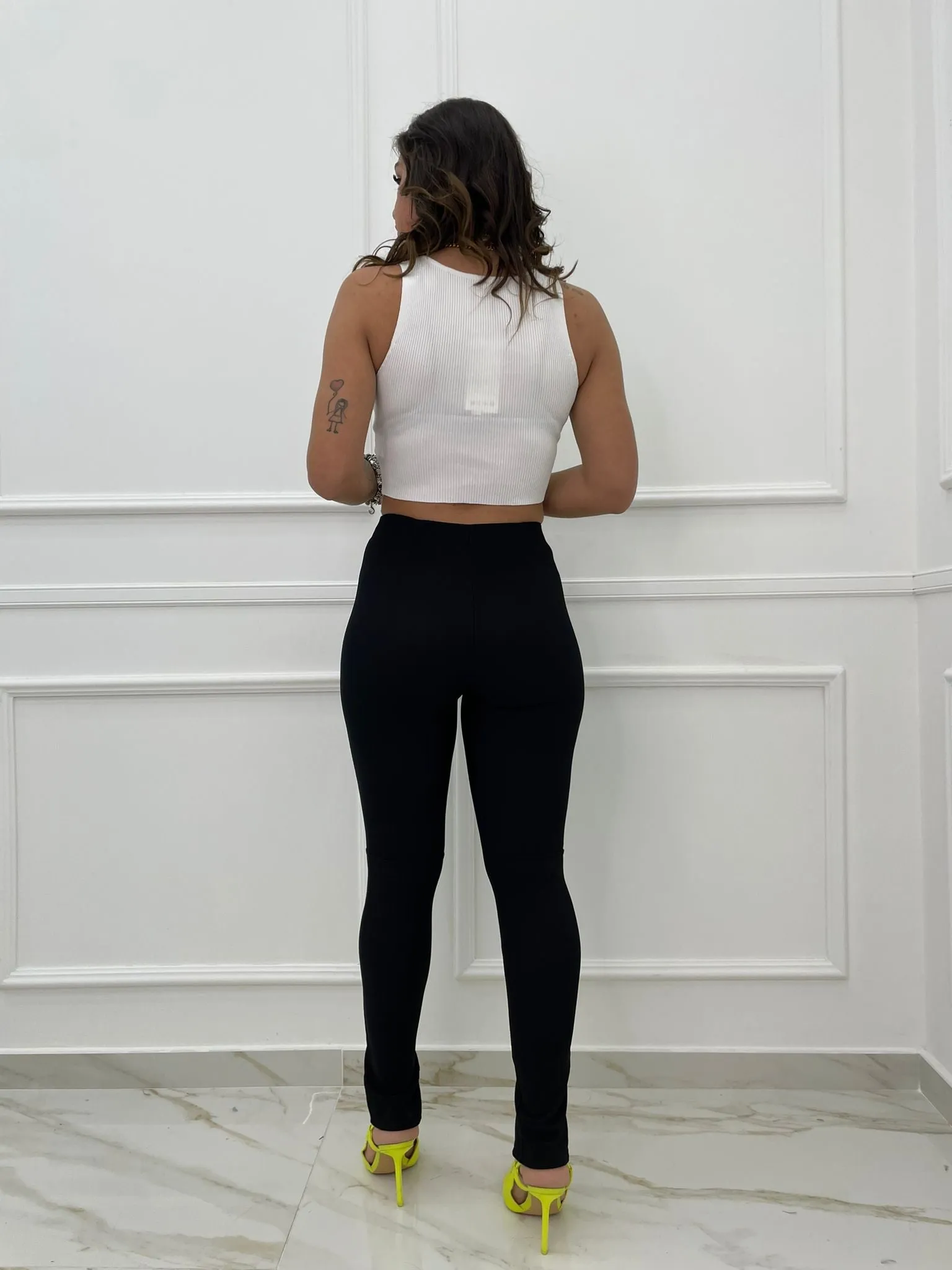 Pantalone tinta unita con zip alle caviglie