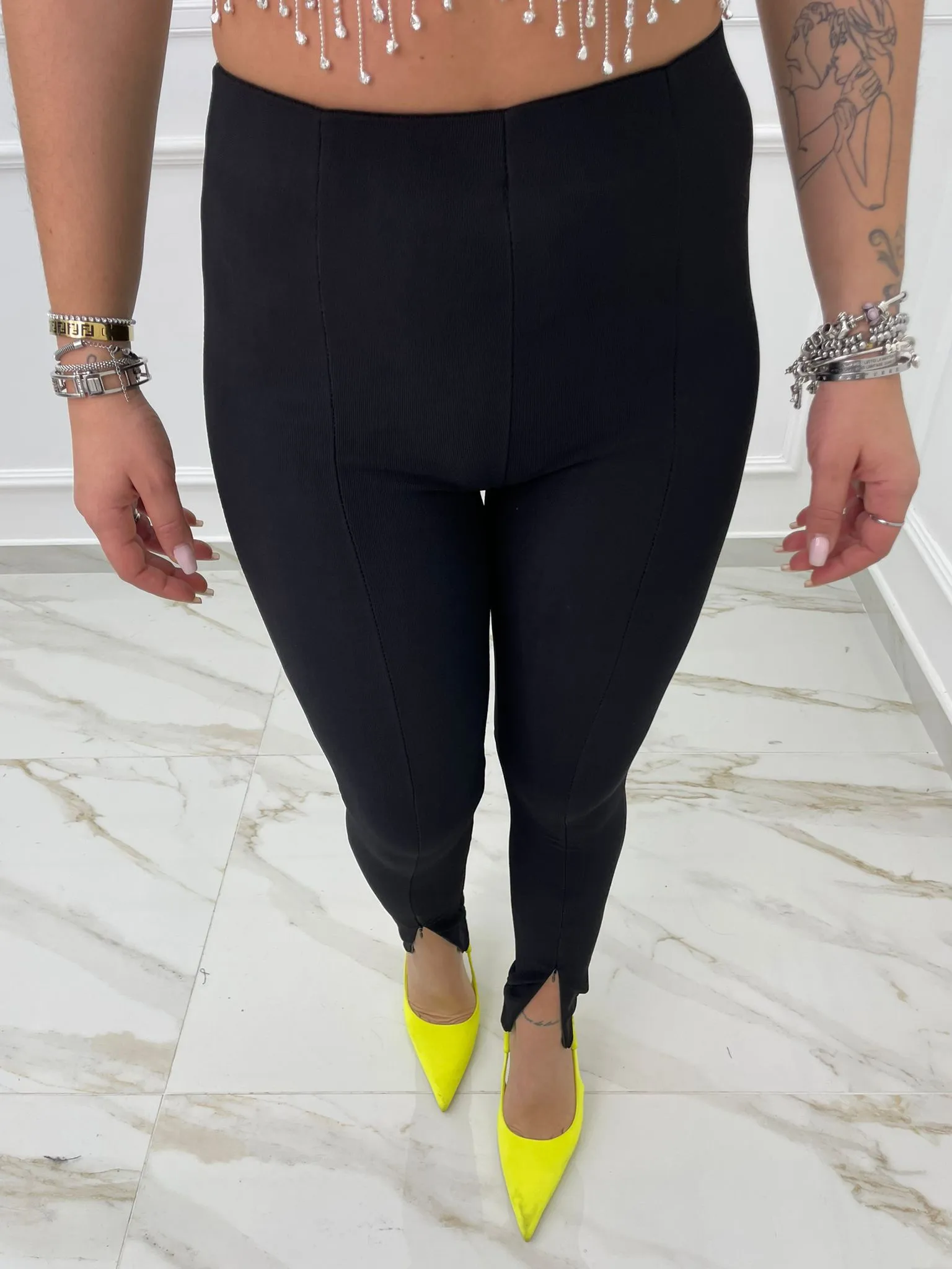 Pantalone tinta unita con zip alle caviglie