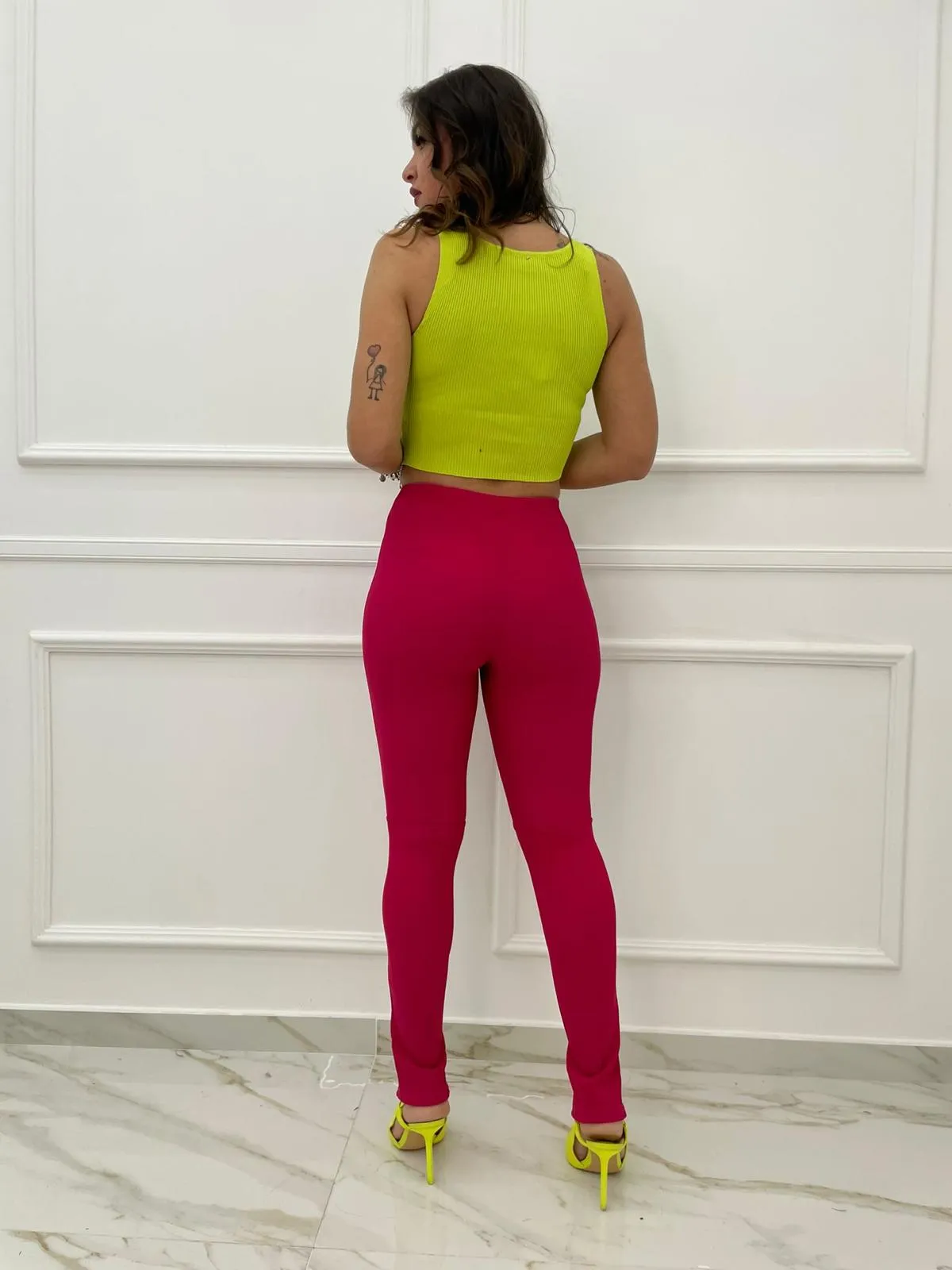 Pantalone tinta unita con zip alle caviglie