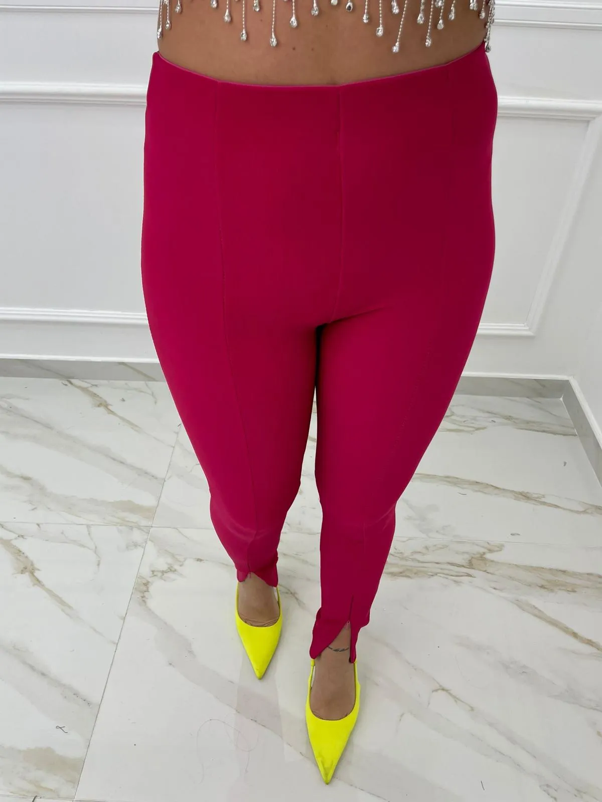 Pantalone tinta unita con zip alle caviglie