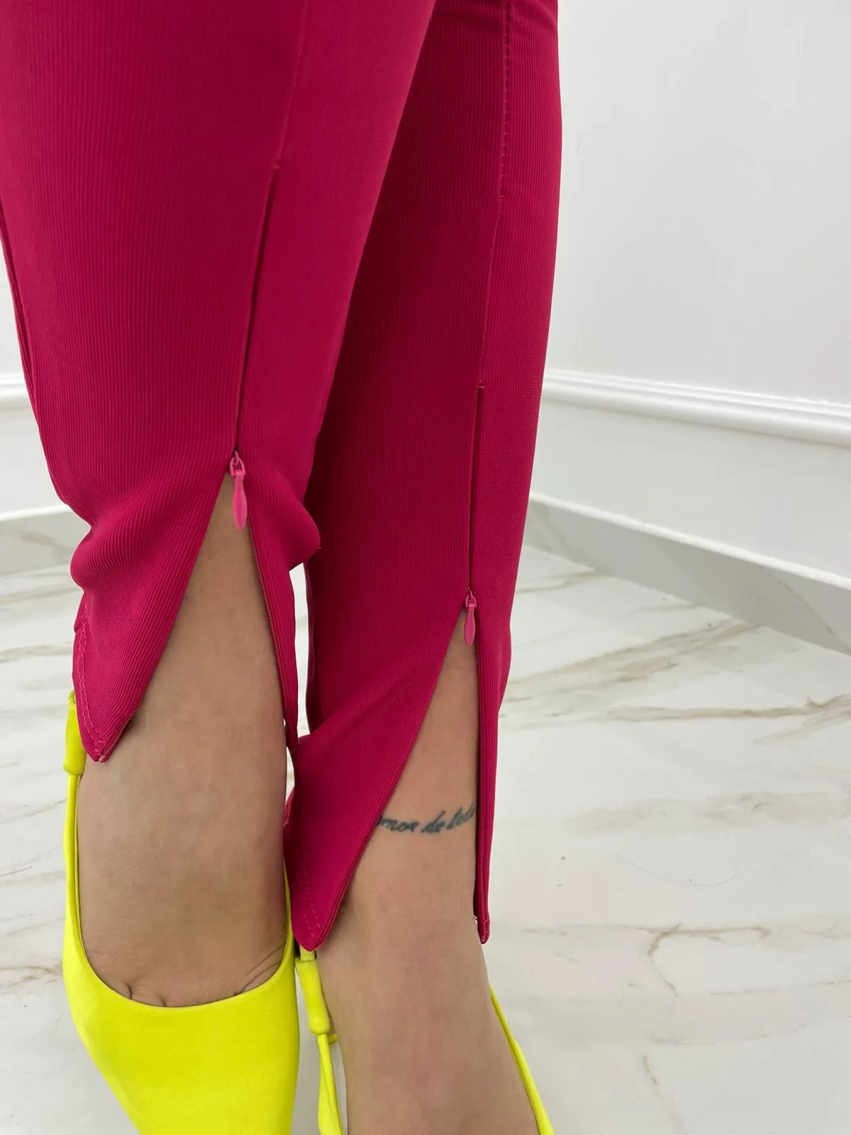 Pantalone tinta unita con zip alle caviglie