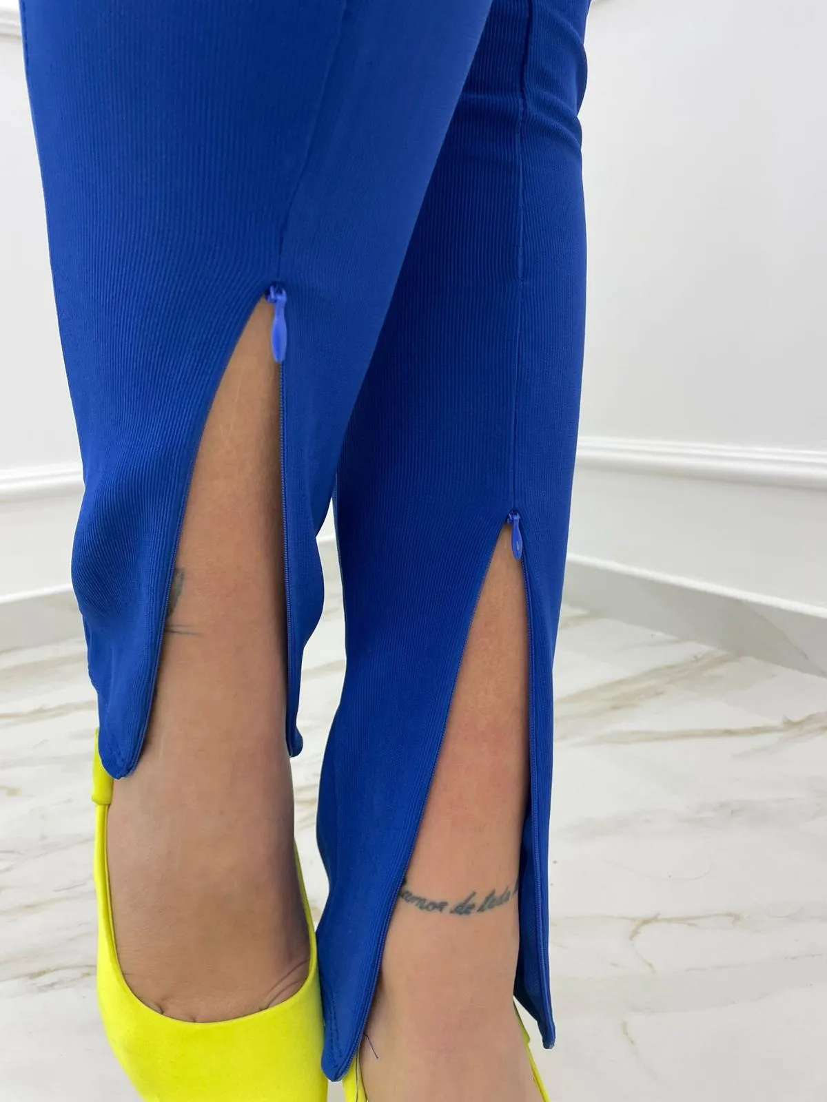 Pantalone tinta unita con zip alle caviglie