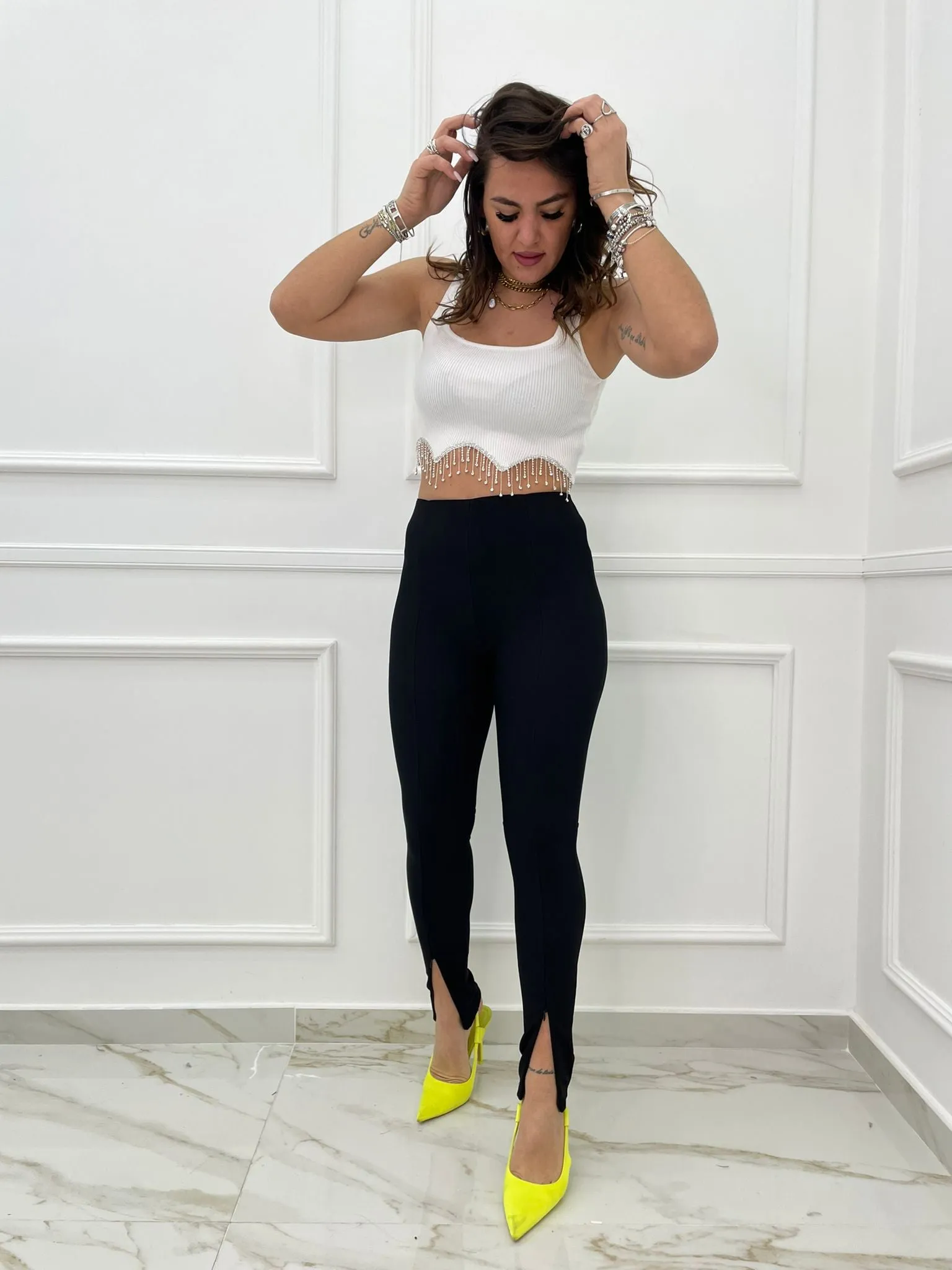 Pantalone tinta unita con zip alle caviglie