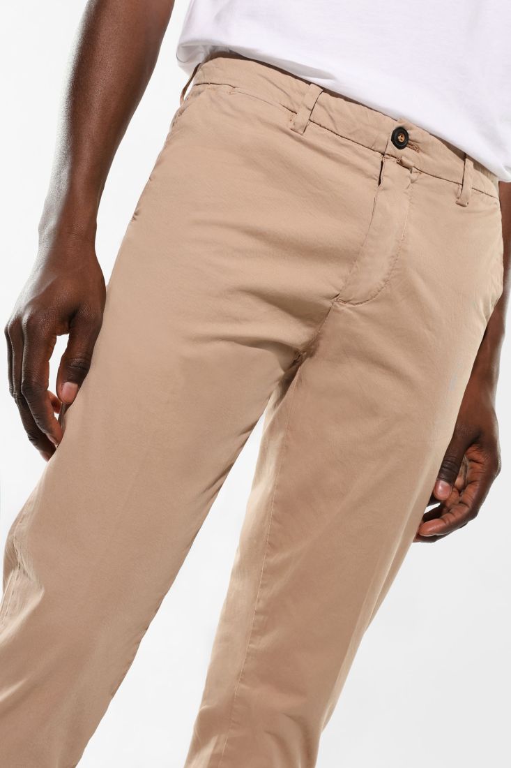 Pantaloni slim-fit con tasche verticali