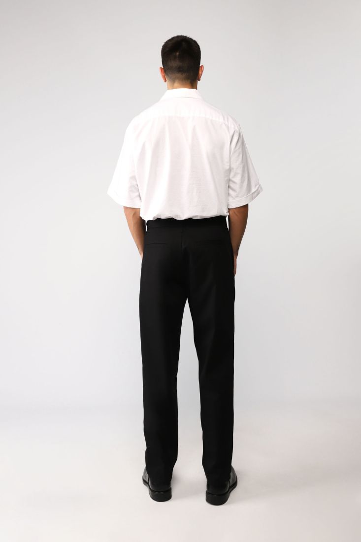 Pantaloni straight monocolour con pinces e tasche verticali