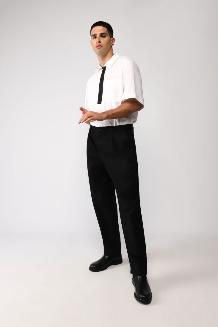 Pantaloni straight monocolour con pinces e tasche verticali