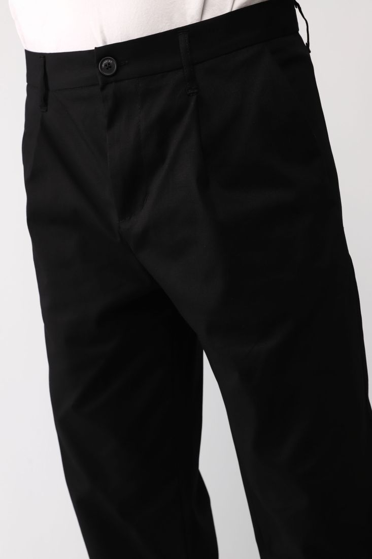 Pantaloni straight monocolour con pinces e tasche verticali